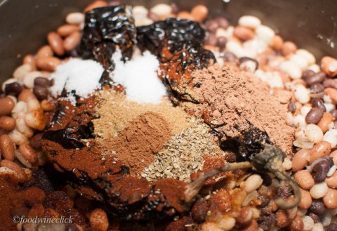 Intriguing blend of dried Pasilla, ancho chili powder, oregano, cumin, cinnamon, cocoa & salt