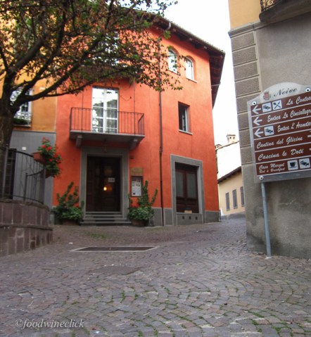 Yes, that's a road in front of my hotel.