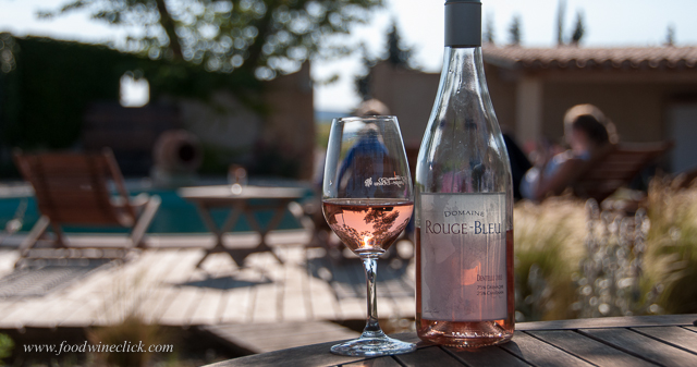 domaine rouge-bleu rose by the pool