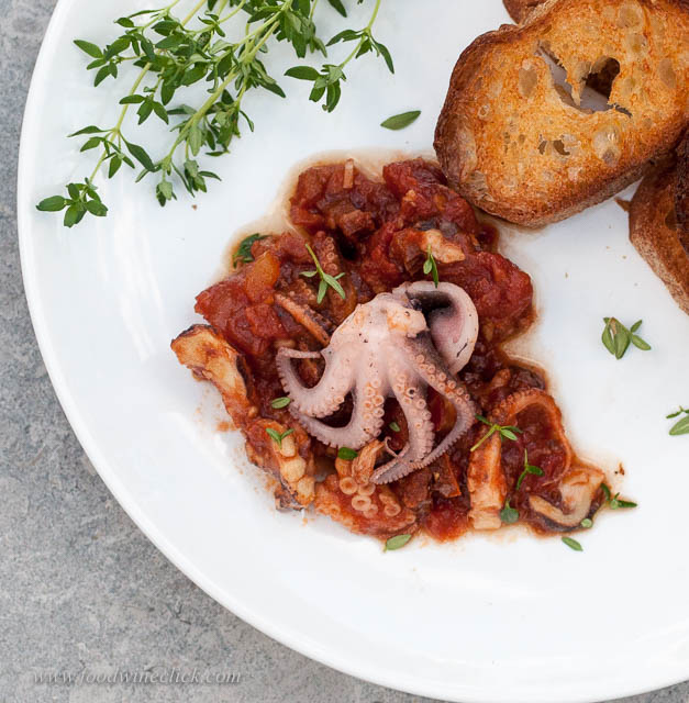 Apertivo time with baby octopus in a garlic-tomato sauce