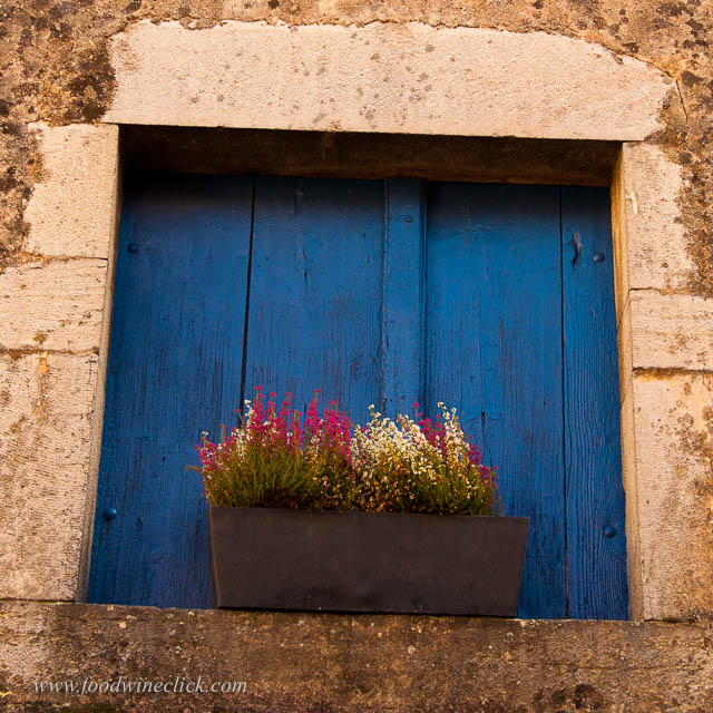Look for the blue doors in Savigny-lès-Beaune!