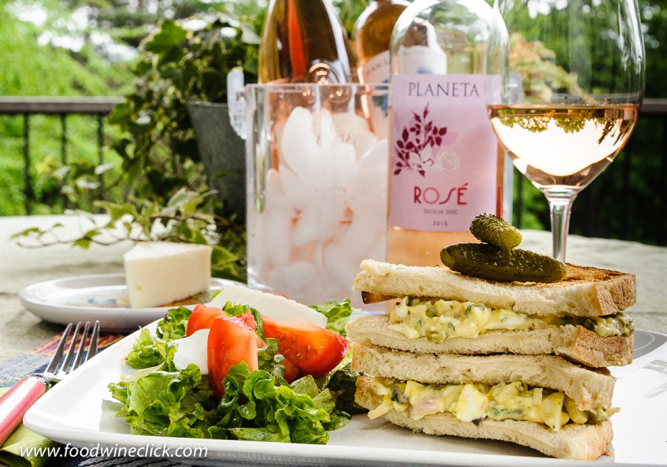 Egg salad sandwich with Planeta rosé