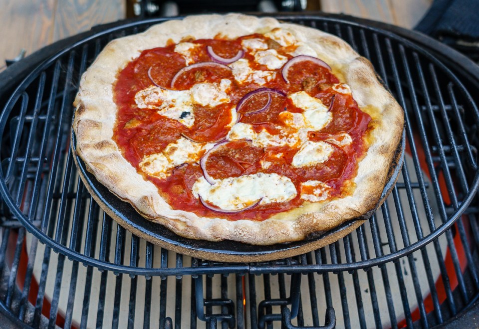 Primo Ceramic Grill cooking a pizza